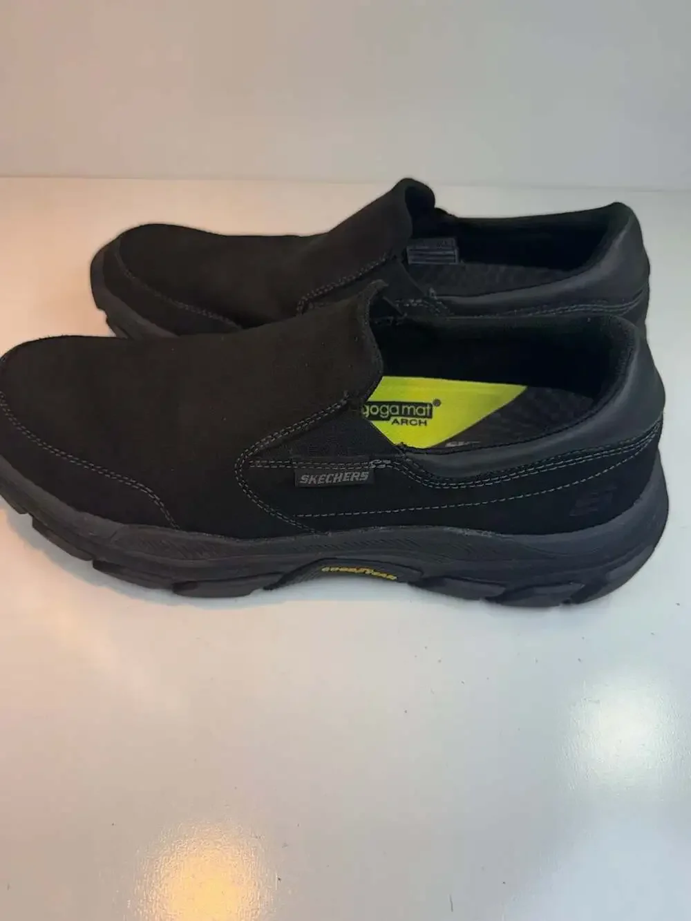 Skechers Relaxed Fit Men Size 9.5 Black Leather Slip On Shoes